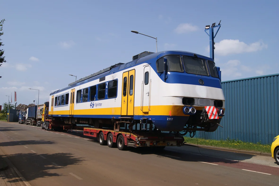 Afgedankte treinramen als bouwmateriaal